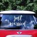Just Married-Aufkleber für das Hochzeitsauto - Beispiel an der Scheibe