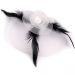 Weißer Fascinator-Kopfschmuck mit schwarzen Federn