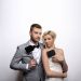 Brautpaar mit schwarzen Foto-Booth-Schildern