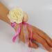 Beige-farbenes Blumen-Armband für den Junggesellinnenabschied