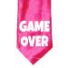 Weißer Game Over-Schriftzug auf pinkfarbener Krawatte
