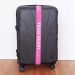 Pinkfarbenes Kofferband mit Team Braut-Aufdruck auf Koffer
