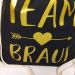 Goldfarbenes Team Braut Pfeil-Motiv auf schwarzem Baumwoll-Stoff