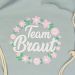Blumenkranz-Motiv mit Team Braut-Schriftzug auf grauem Stoffbeutel