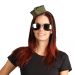 Frau trägt grüne Army-Mütze mit Haarreif
