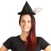 Frau trägt Hexenhut mit Schleier für Karneval