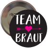 Schwarzer Team Braut JGA-Button mit Herz-Pfeil-Motiv