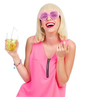 Frau in pinkfarbenem Party-Outfit