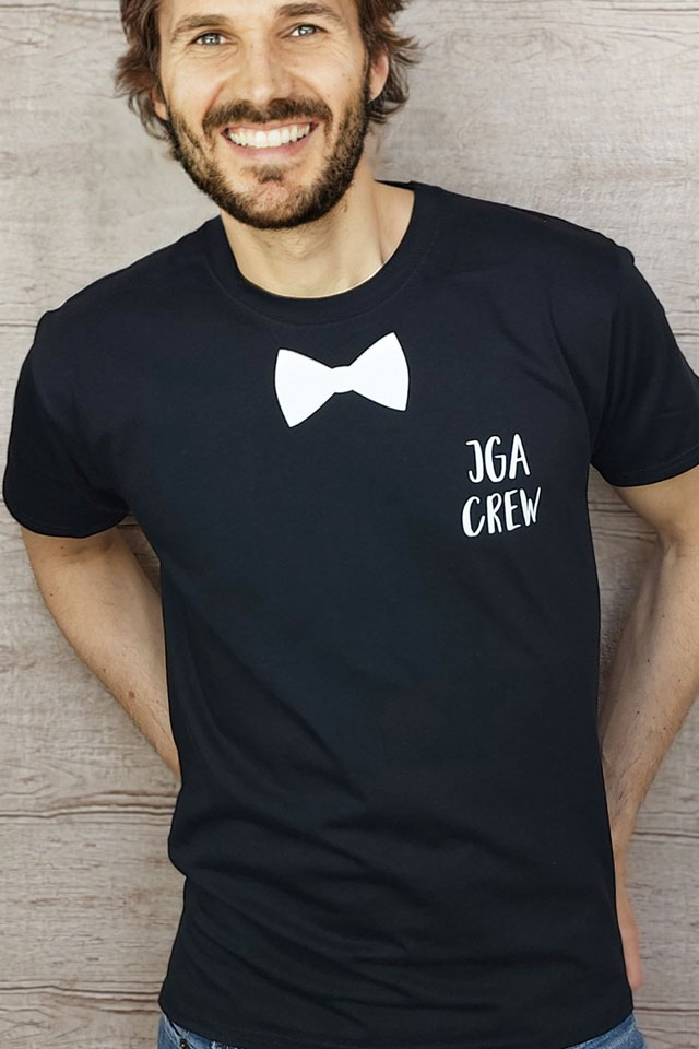 Mann mit JGA T-Shirt mit Fliege-Motiv