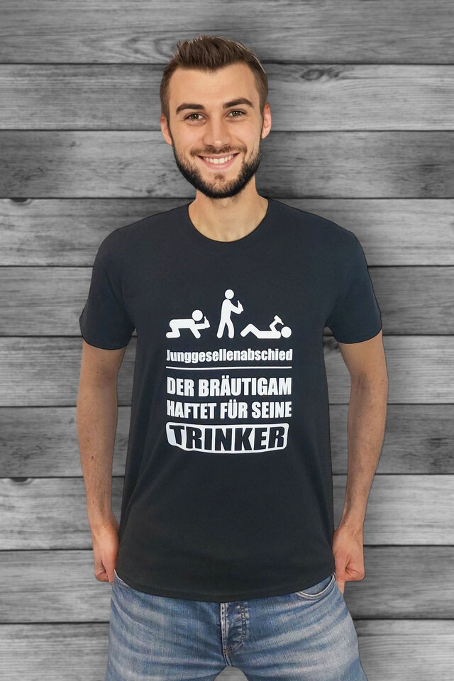 Mann in scharzem JGA-Shirt mit Bräutigam haftet-Aufdruck
